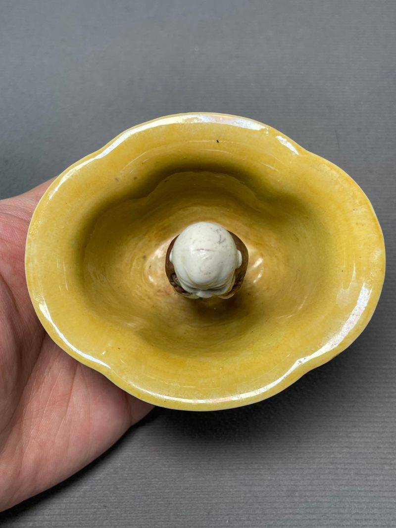 十九世纪 素三彩人物公道杯 - 图3