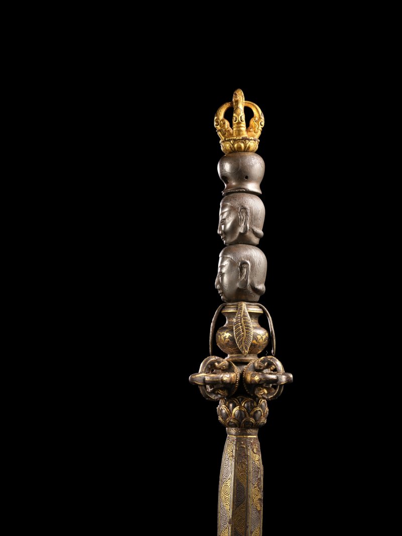 A gold and silver-inlaid iron sacred ritual sceptre, khatvanga, Ming dynasty, Yongle period | 明永樂　鐵鋄金銀喀章嘎天杖 - 图4