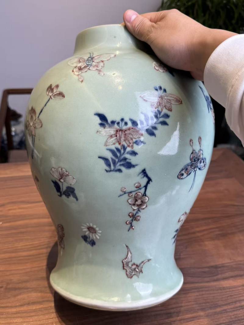 清乾隆 青花釉里红蝶恋花将军罐 - 图4