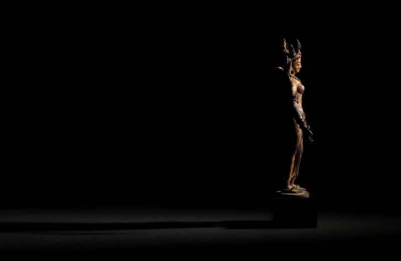 An exceptional gilt-copper figure of Tara, Nepal, 13th century | 十三世紀　尼泊爾　銅鎏金度母立像 - 图18