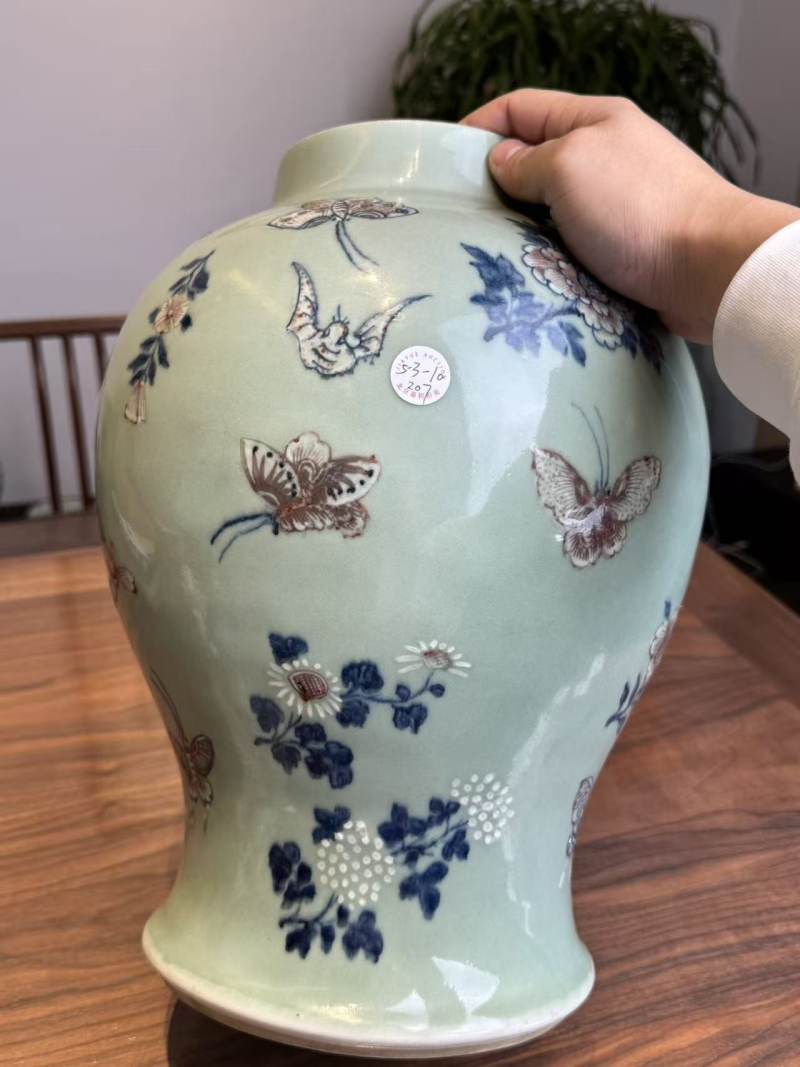 清乾隆 青花釉里红蝶恋花将军罐 - 图5