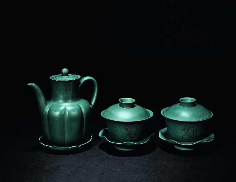 近代 琴窗词馆 定制 工艺美术大师蒋新安制刻佛像绿泥紫砂盖杯、茶壶 三套