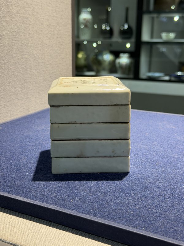 清 白釉调色盒、豆青碗、釉里红水盂三件一组 - 图4