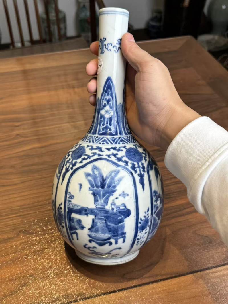 清晚期 青花开窗瑞兽纹长颈瓶 - 图6
