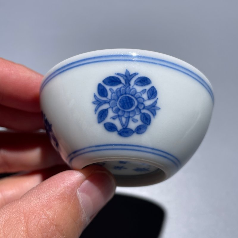 清康熙 青花团菊纹卧足杯 - 图3