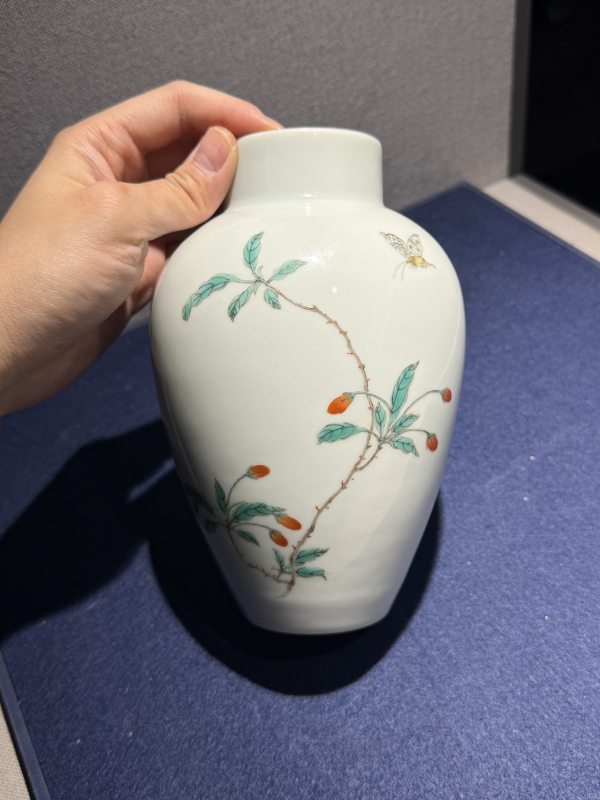 现代 五彩折枝瑞果花蝶尊 - 图3