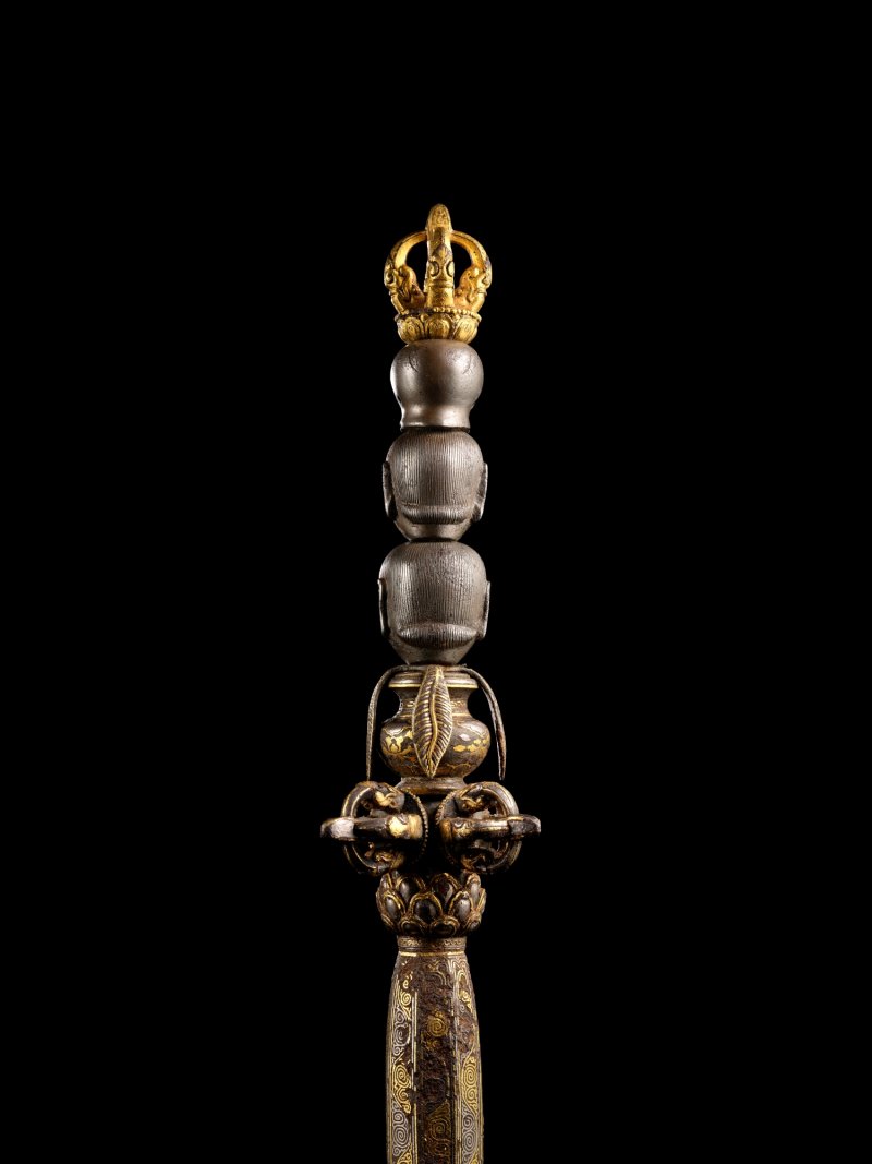 A gold and silver-inlaid iron sacred ritual sceptre, khatvanga, Ming dynasty, Yongle period | 明永樂　鐵鋄金銀喀章嘎天杖 - 图5