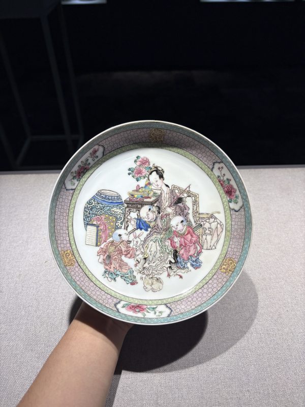 清乾隆 粉彩外胭脂红内教子图盘 - 图5