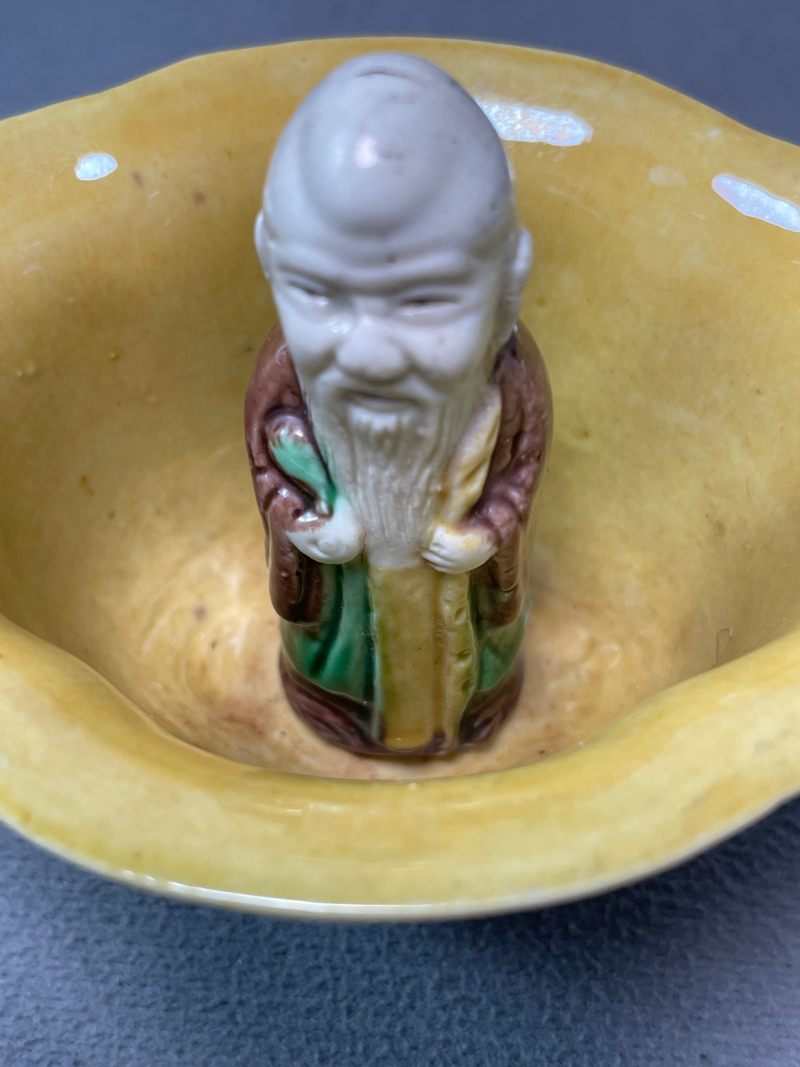 十九世纪 素三彩人物公道杯 - 图5