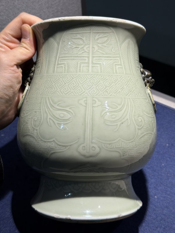清康熙 青釉饕餮琵琶尊 - 图5