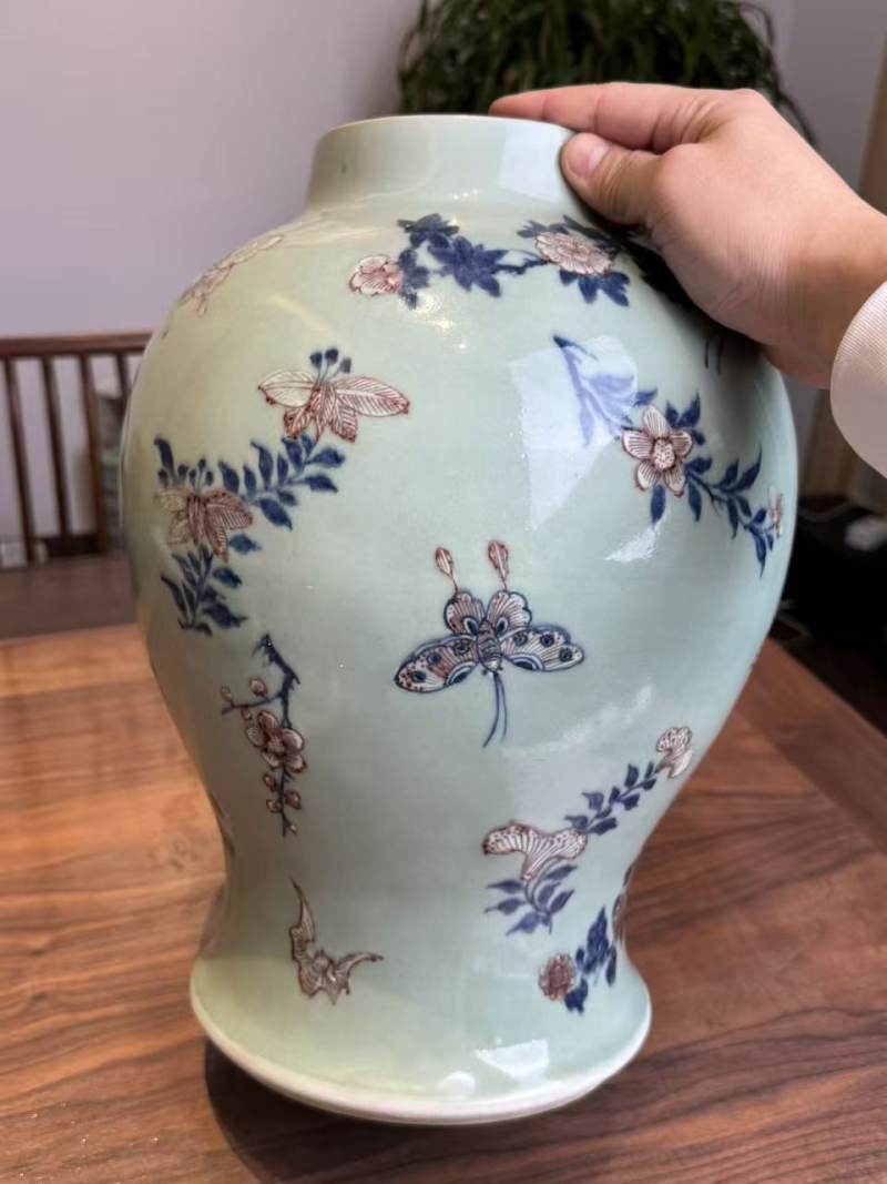 清乾隆 青花釉里红蝶恋花将军罐 - 图6