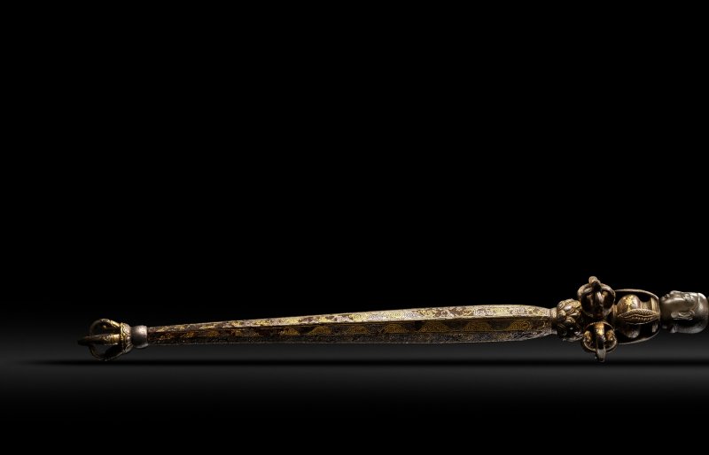 A gold and silver-inlaid iron sacred ritual sceptre, khatvanga, Ming dynasty, Yongle period | 明永樂　鐵鋄金銀喀章嘎天杖 - 图6