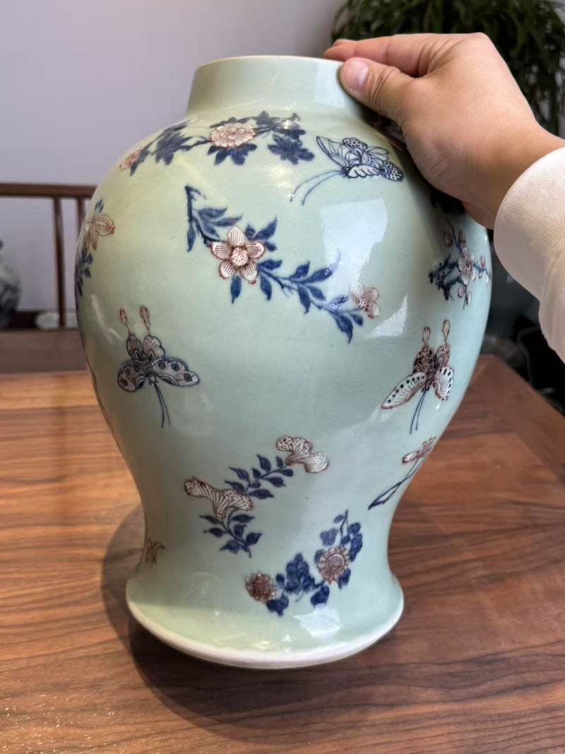 清乾隆 青花釉里红蝶恋花将军罐 - 图7