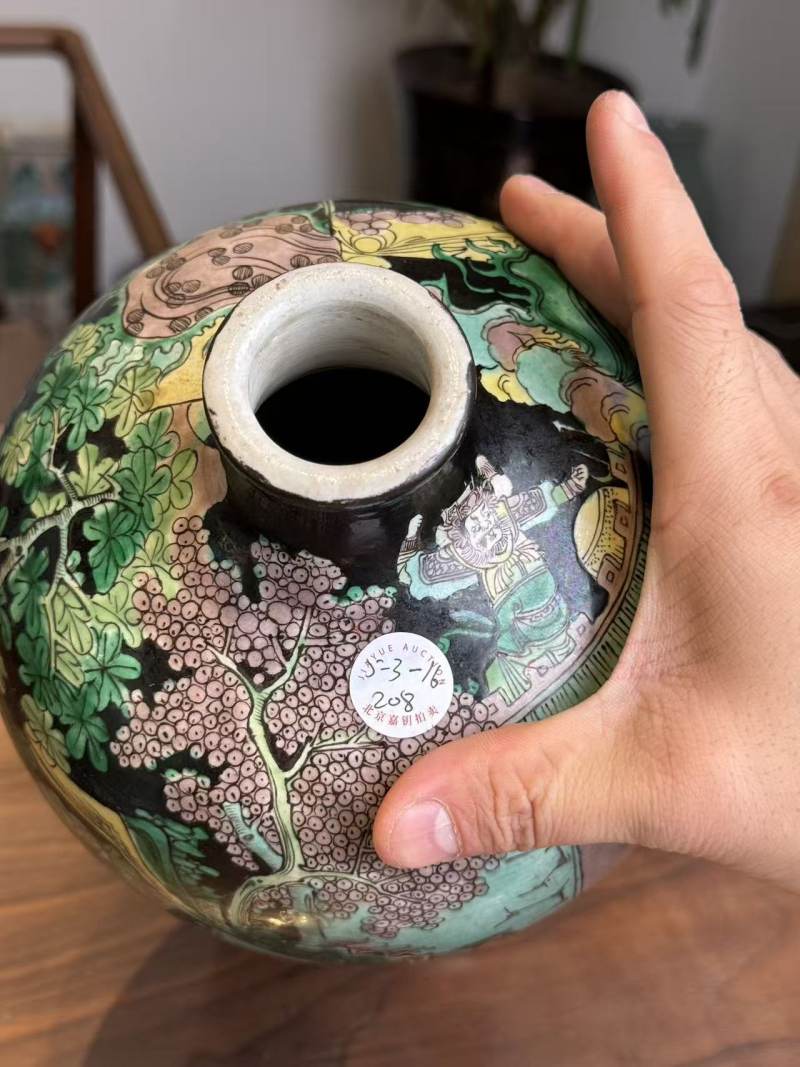 清晚期 墨地五彩刀马人物梅瓶 - 图8