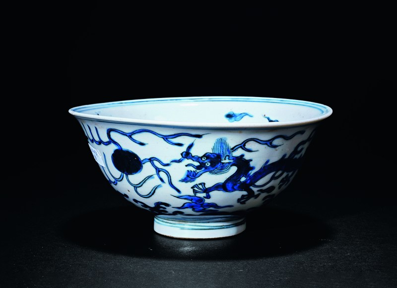 明万历 青花双龙戏珠海水纹碗 - 图1