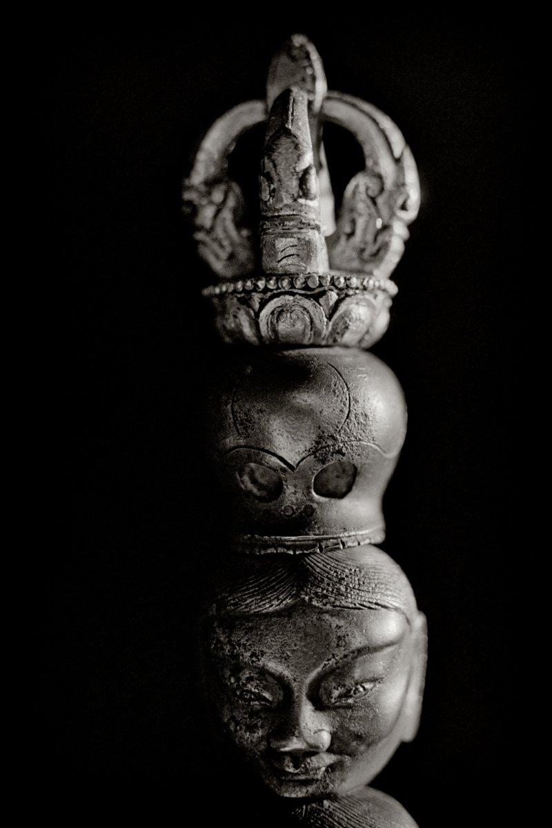 A gold and silver-inlaid iron sacred ritual sceptre, khatvanga, Ming dynasty, Yongle period | 明永樂　鐵鋄金銀喀章嘎天杖 - 图7