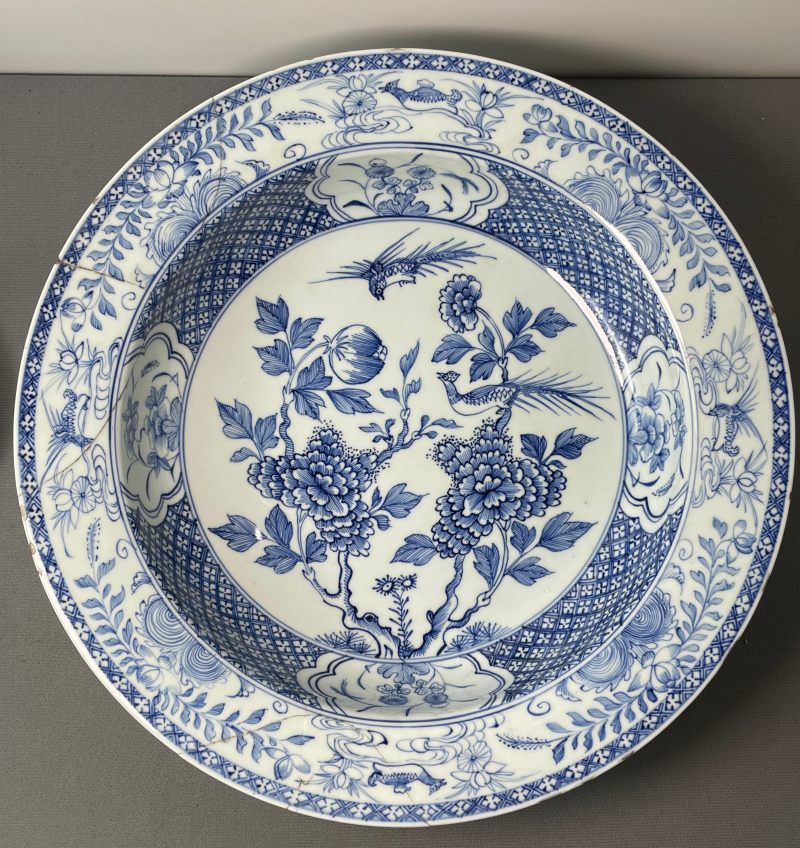 清乾隆  青花花卉纹大盘 - 图4