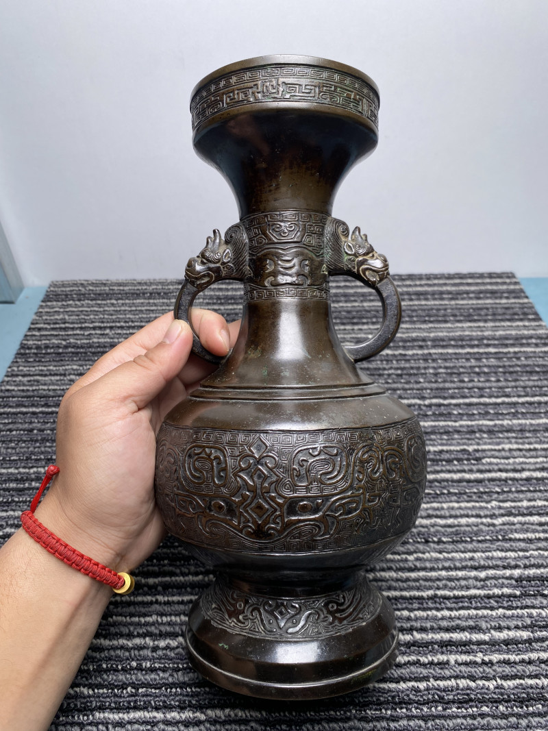 清 铜兽面纹龙耳瓶 - 图8