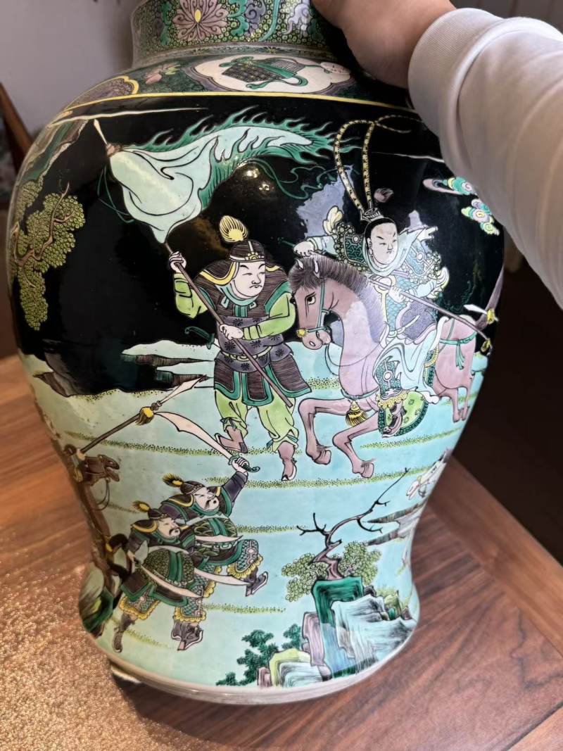 清晚期 墨地三彩刀马人物将军罐 - 图2