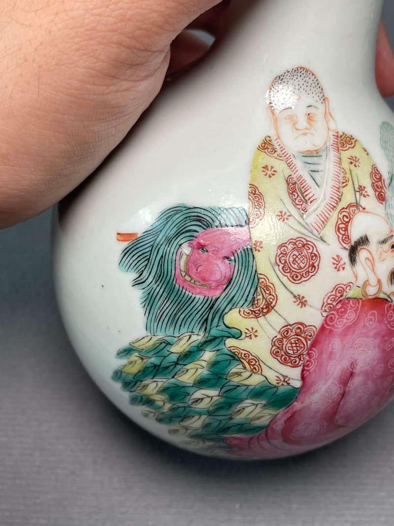 清晚期  粉彩天坛三圣佛教人物天球瓶 - 图9