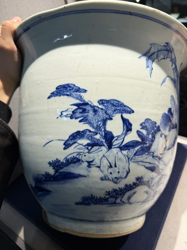 清代 青花双免芭蕉图大花盆 - 图12