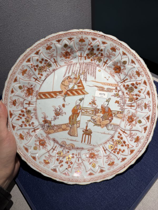 清康熙 矾红描金西厢记故事图花口盘 - 图2