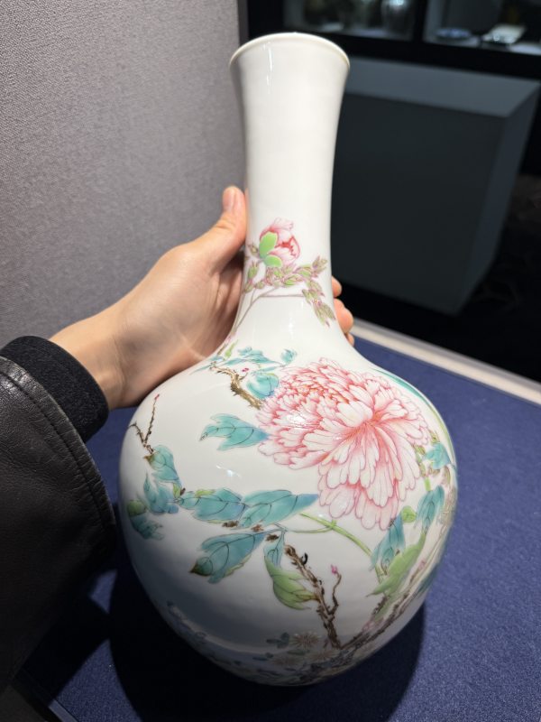 民国 静远堂制粉彩牡丹纹小天球瓶 - 图9