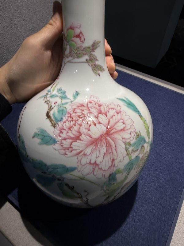 民国 静远堂制粉彩牡丹纹小天球瓶 - 图10