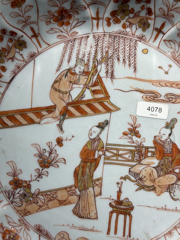 清康熙 矾红描金西厢记故事图花口盘 - 图3