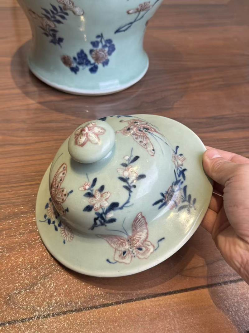 清乾隆 青花釉里红蝶恋花将军罐 - 图12