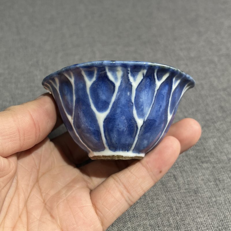 清乾隆青花荷花压手杯 - 图4