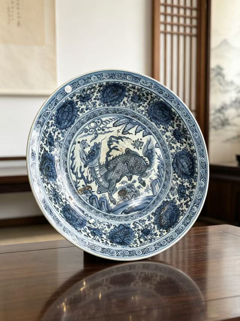 明青花 正统青花麒麟瑞兽纹大盘