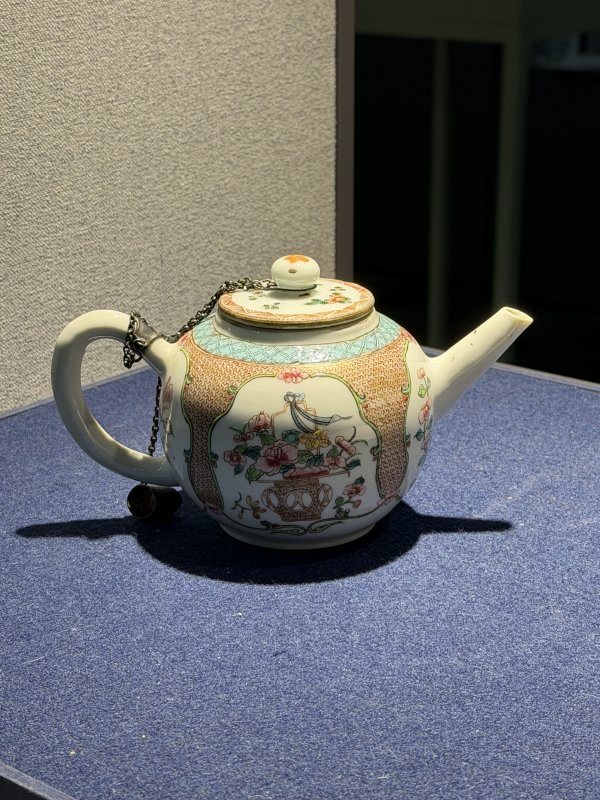 清雍正 粉彩锦地开光提篮花纹执壶 - 图7