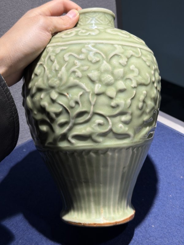 明 处州龙泉牡丹纹梅瓶 - 图2