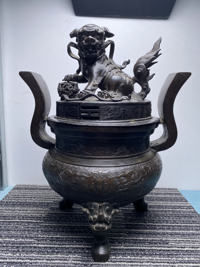 明 铜狮钮兽面八卦纹朝冠耳三足炉 - 图11