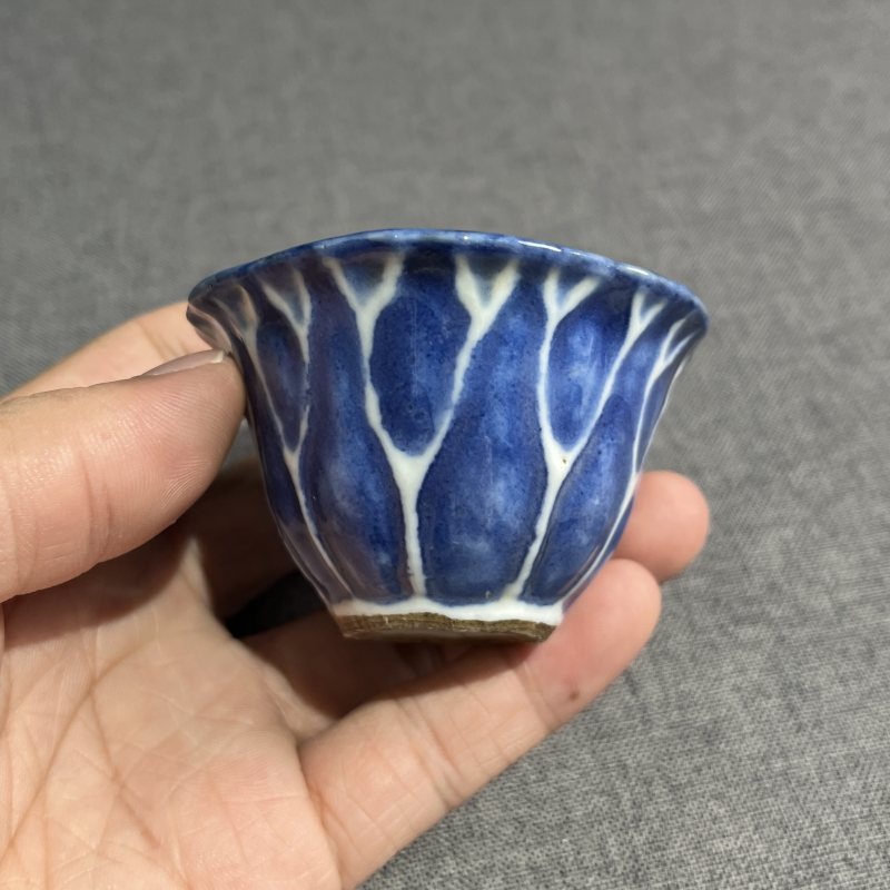 清乾隆青花荷花压手杯 - 图5