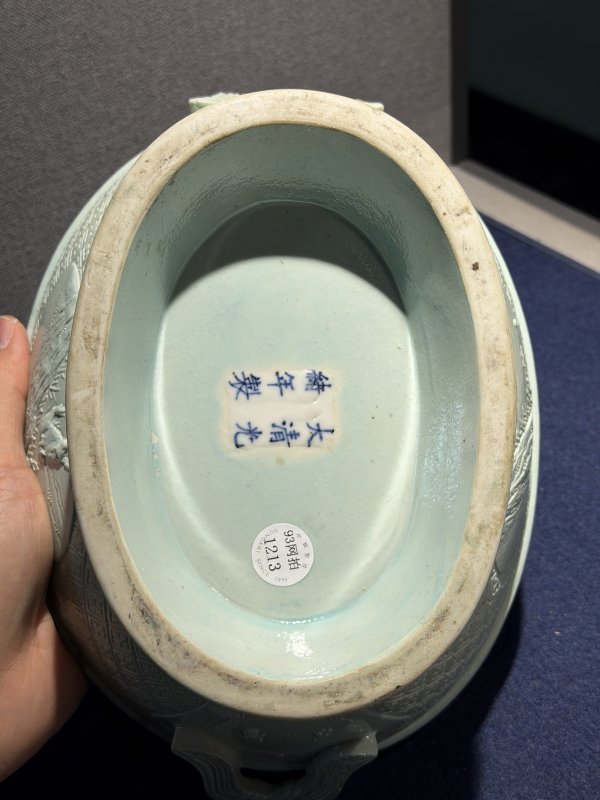 清光绪 湖水绿釉开光浮雕山水人物螭龙纹簋 - 图26