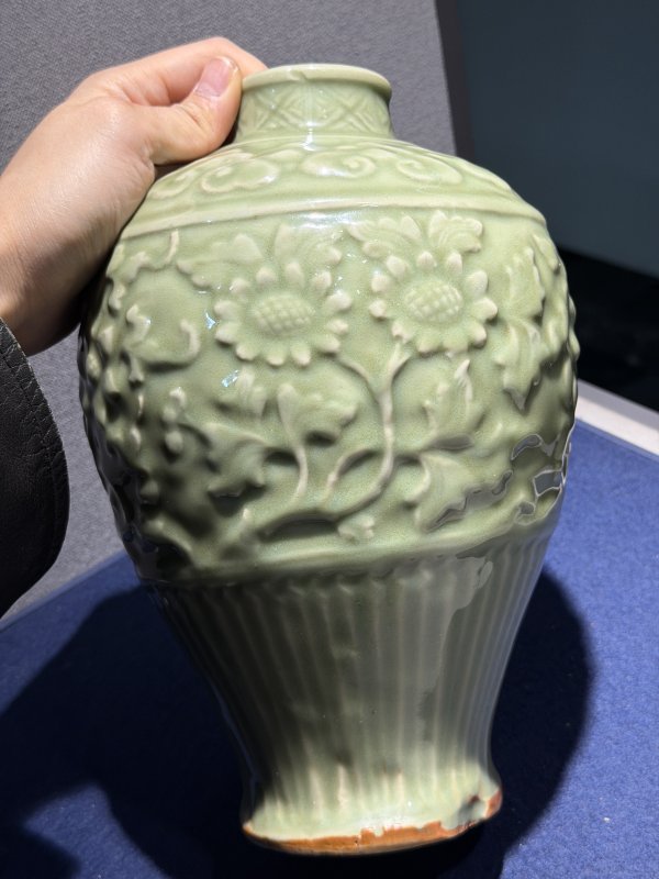 明 处州龙泉牡丹纹梅瓶 - 图3