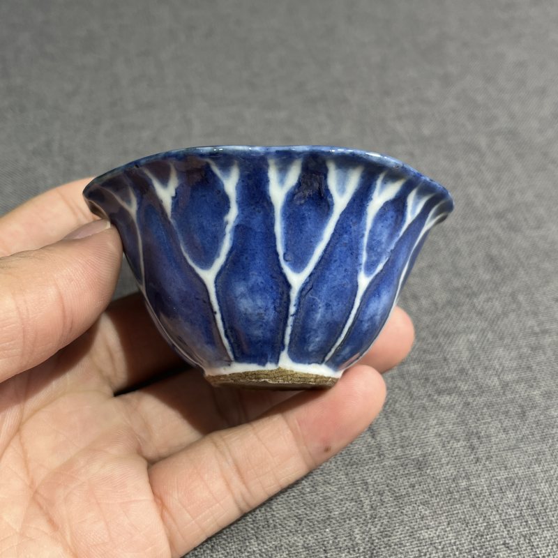 清乾隆青花荷花压手杯 - 图6