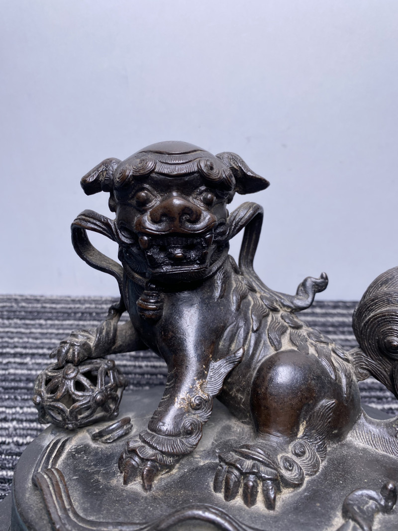 明 铜狮钮兽面八卦纹朝冠耳三足炉 - 图12