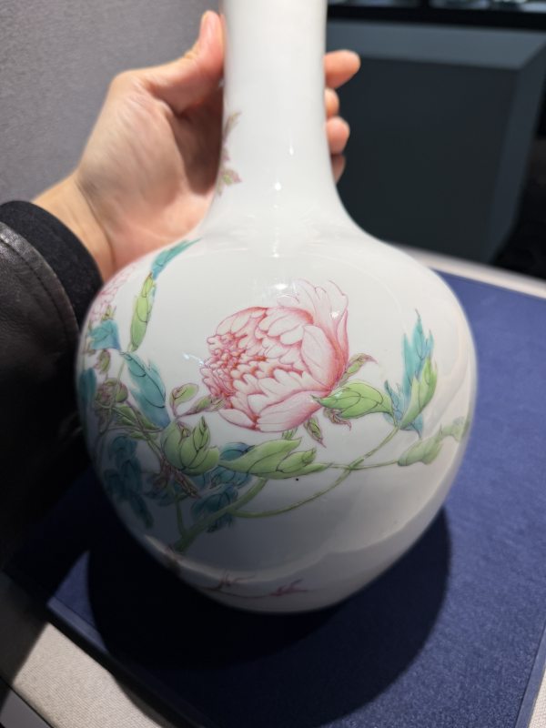 民国 静远堂制粉彩牡丹纹小天球瓶 - 图13