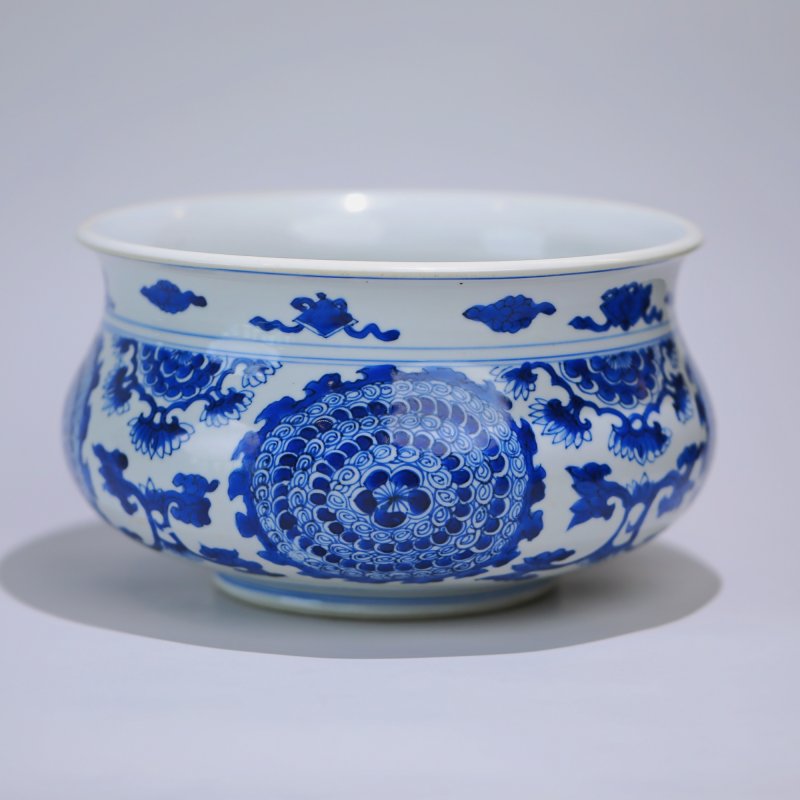 清康熙 青花云蝠缠枝宝相花纹香炉