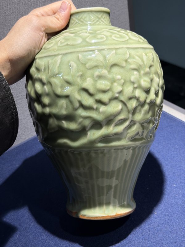 明 处州龙泉牡丹纹梅瓶 - 图5