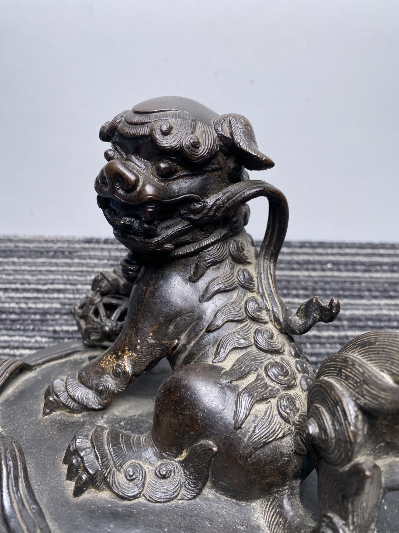 明 铜狮钮兽面八卦纹朝冠耳三足炉 - 图13
