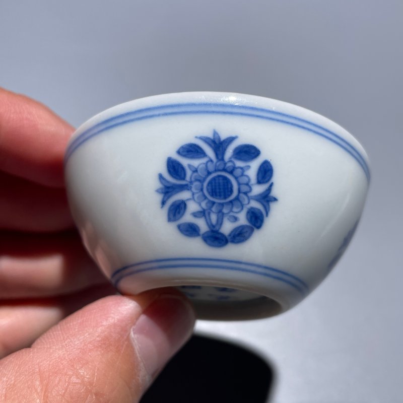 清康熙 青花团菊纹卧足杯 - 图4