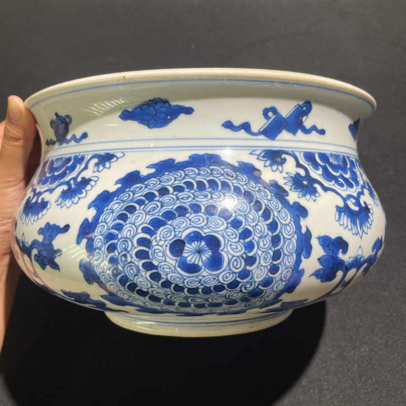 清康熙 青花云蝠缠枝宝相花纹香炉 - 图2