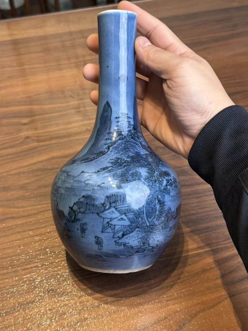 清乾隆 蓝底青花山水纹胆瓶 - 图2