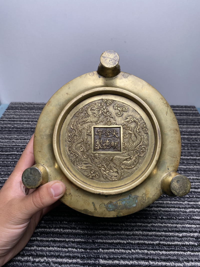 清 “大明宣德年制”款铜龙凤纹筒式三足炉 - 图20