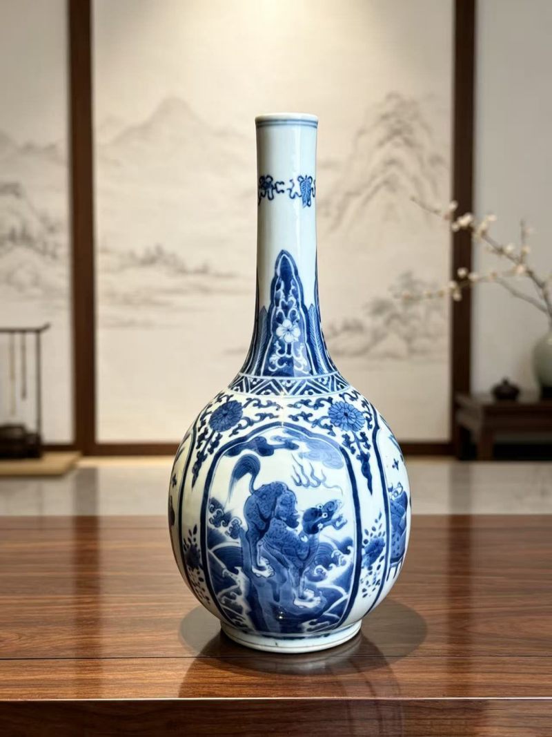 清晚期 青花开窗瑞兽纹长颈瓶