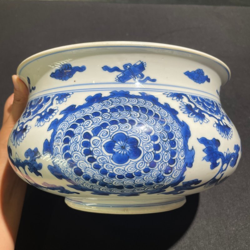 清康熙 青花云蝠缠枝宝相花纹香炉 - 图3